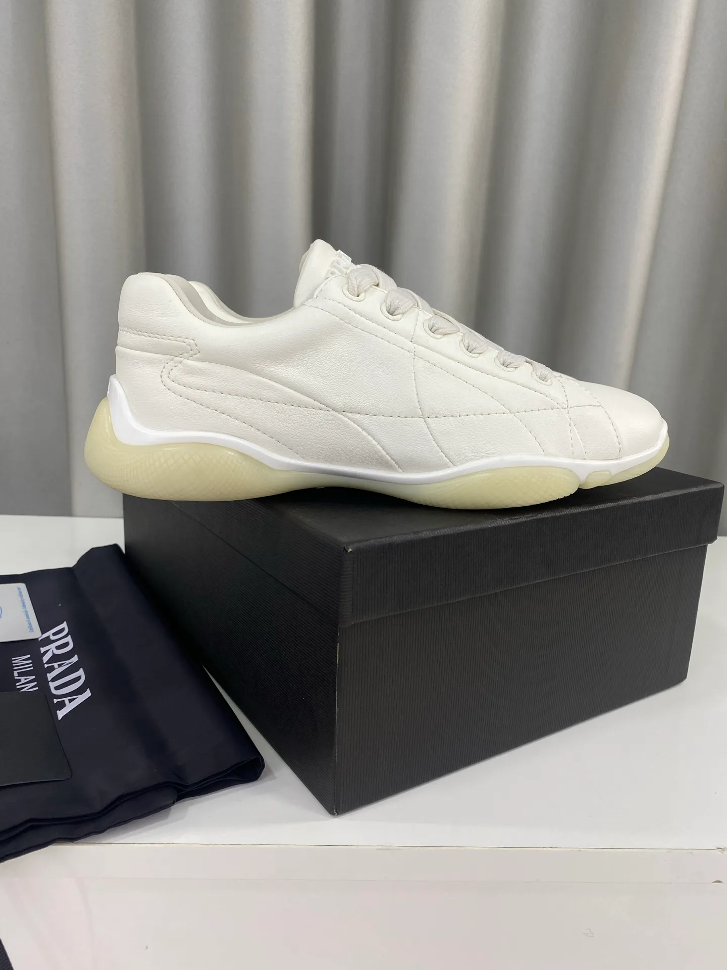 👟👟Ex-factory price 520👟👟 Prada 25ss spring and summer new moral training shoes casual shoes! Seikoly manufactured, even stitching, leather texture visible, multi-color stitching, fashionable and generous, soft, comfortable and breathable, decorated with PRADA letter logo on the outside It comes with a fabric lining, silver-plated logo cowhide foot pads, and P's exclusive rubber outsole. The details are meticulously crafted, making it a versatile item for travel! ▪Upper: Made of original imported cowhide ▪Inner foot pads: sheepskin ▪Sole: Original customized rubber outsole ▪Size: 35-40 (40 orders are not returnable)